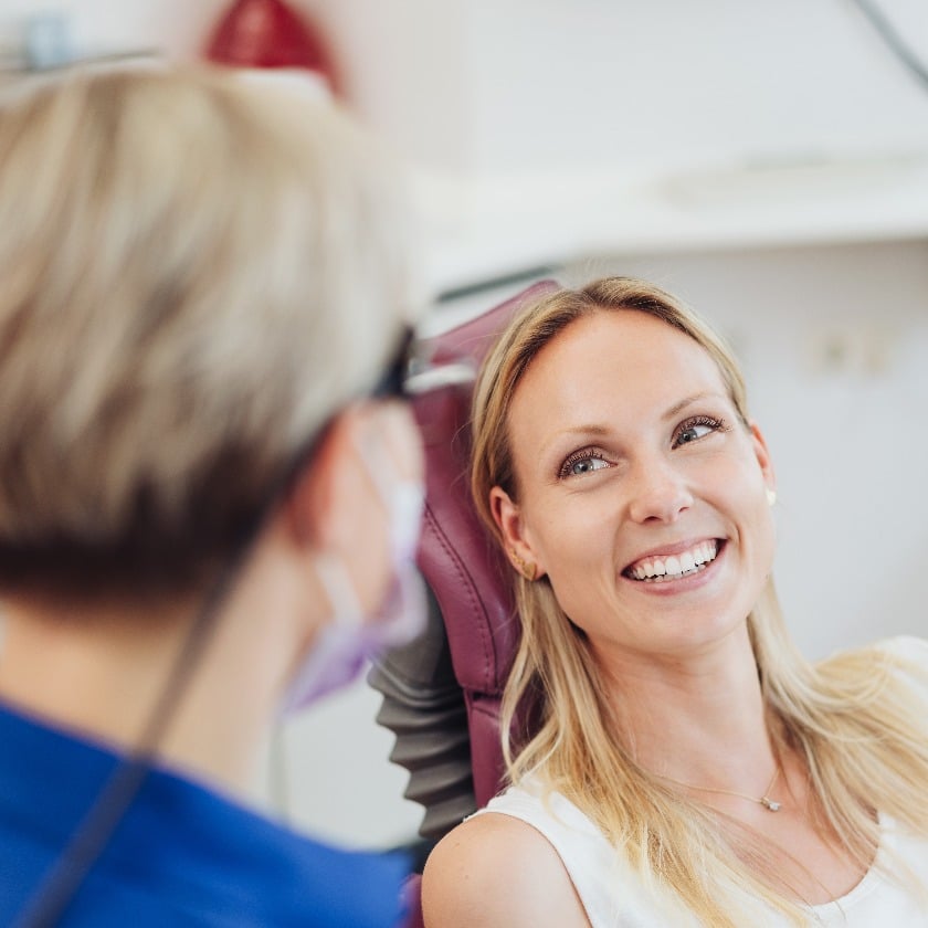 Patientin und Zahnärztin unterhalten sich